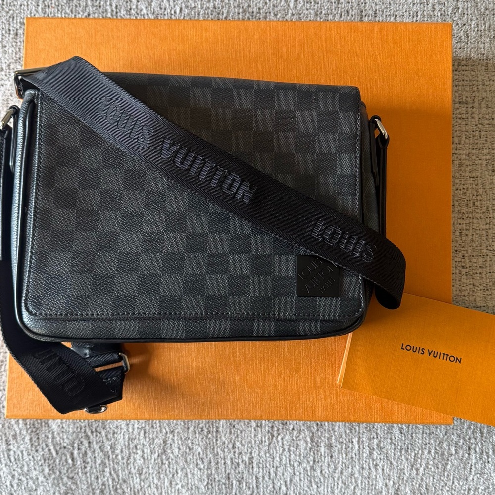 Louis Vuitton Black Messenger Bag with Damier Graphite Canvas - Picture 3 of 4